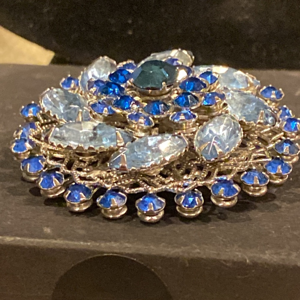 Beautiful Bold Austrian Crystal Brooch.All Prong Set.All Riveted.SilverTone - Picture 7 of 7